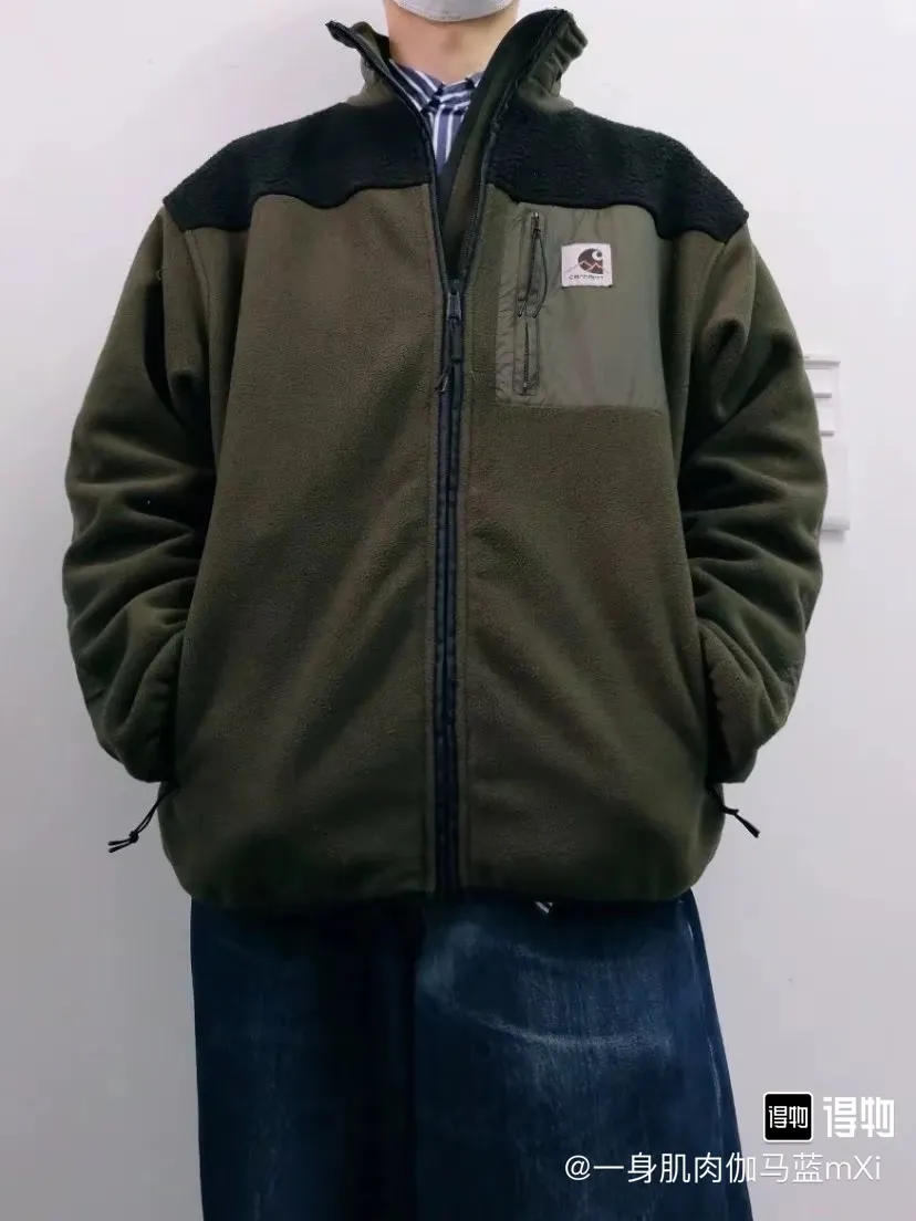 #B 165 Carhartt WIP logo printed Versatile stand collar jacket for men and women, Same Style couple model, polar fleece zipper jacket, original model, factory quality, autumn and winter essentials. The polar fleece fabric has good elasticity and will not pill. It is easy to wash and dry. It has the advantages of cold resistance, flame retardant, and antistatic, so it is very safe. The warmth retention is also very good. It feels soft and will not cause damage even if it comes into direct contact with the skin. It locks in temperature and wears with style. The craftsmanship is very strong. This kind of style needs to have a fit and fit, and it needs to be able to keep out the cold and keep warm! Solid color, fashionable and beautiful, with a touch of sports function. The upper body looks slimmer and does not look bulky when worn. This hard-earned product is highly recommended. Don’t miss it! Color: Green Navy Blue Beige Gray Size Length Bust Shoulder Width Sleeve Length Sleeve Fat S 68 132 57.5 58 30 M 70 136 59.5 59.5 31 L 72 140 61.5 61 32 XL 74 144 63.5 62.5 33 The above sizes are for reference only, please choose according to your personal body shape and preferences.